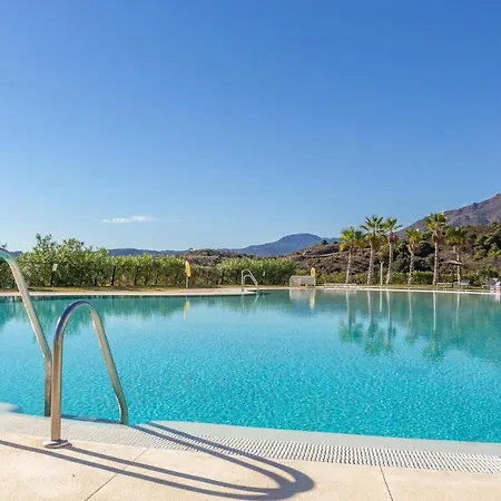 Stunning Apartment In Estepona With 2 Bedrooms *